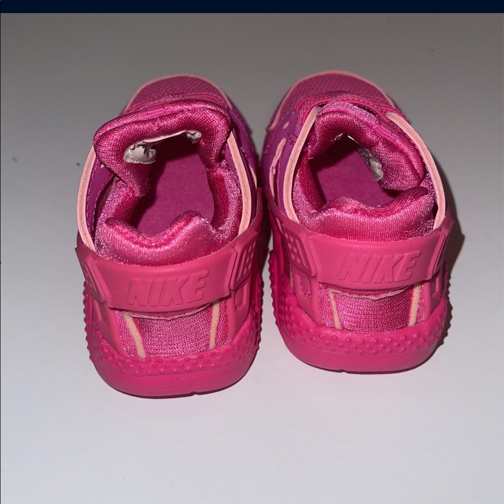Pink Nike harachas